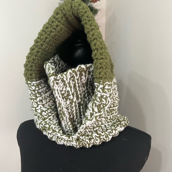 NWT Balaclava, head scarf, winter outerwear, ski gear, green and white - Picture 2 of 4